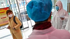  Personnels de santé dans un hôpital de Wuhan accueillant des personnes potentiellement infectées par le coronavirus 2019-nCoV, le 27 janvier 2020.