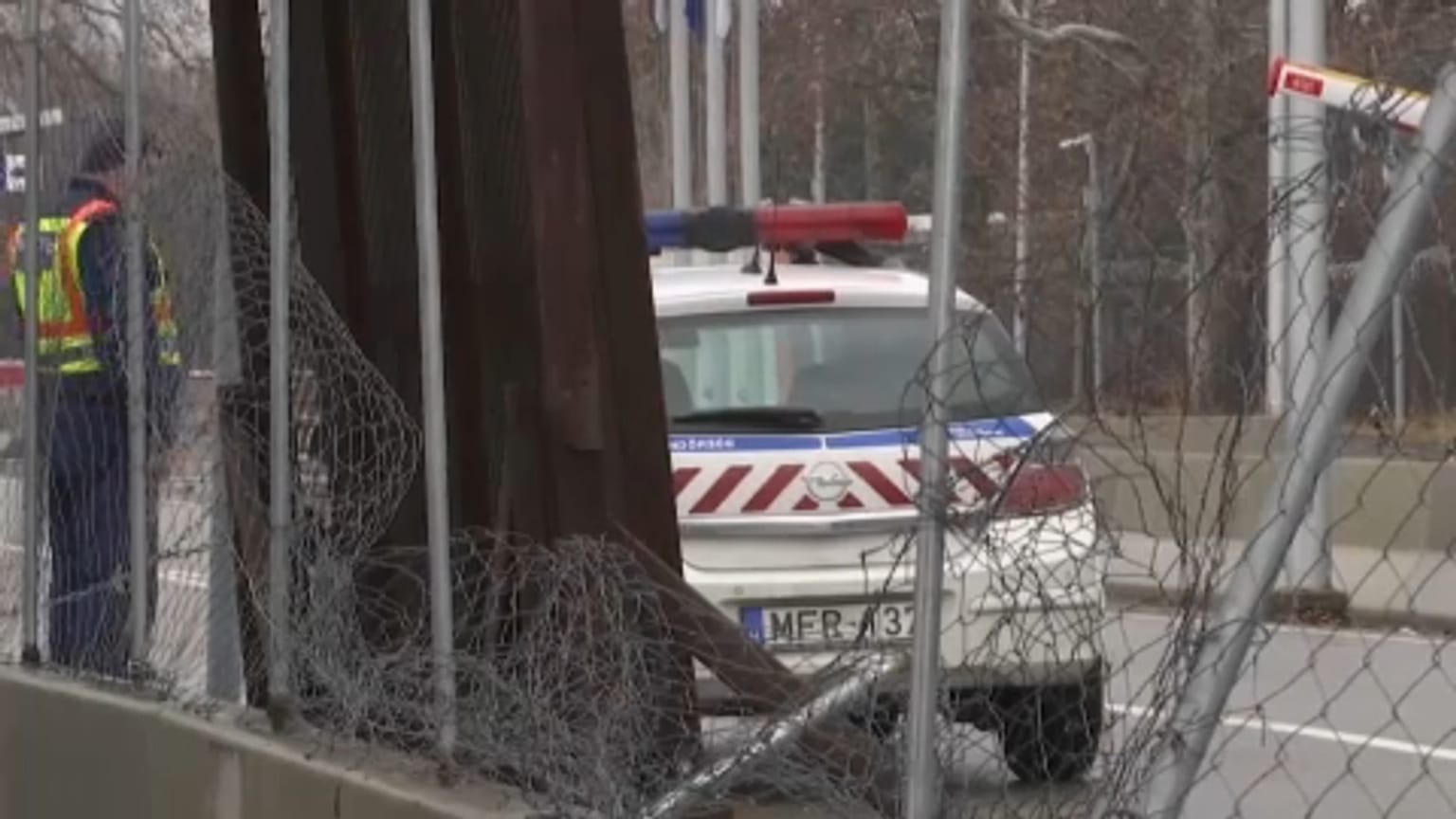 اللكمات والأعيرة النارية في استقبال مهاجرين حاولوا الدخول إلى المجر 