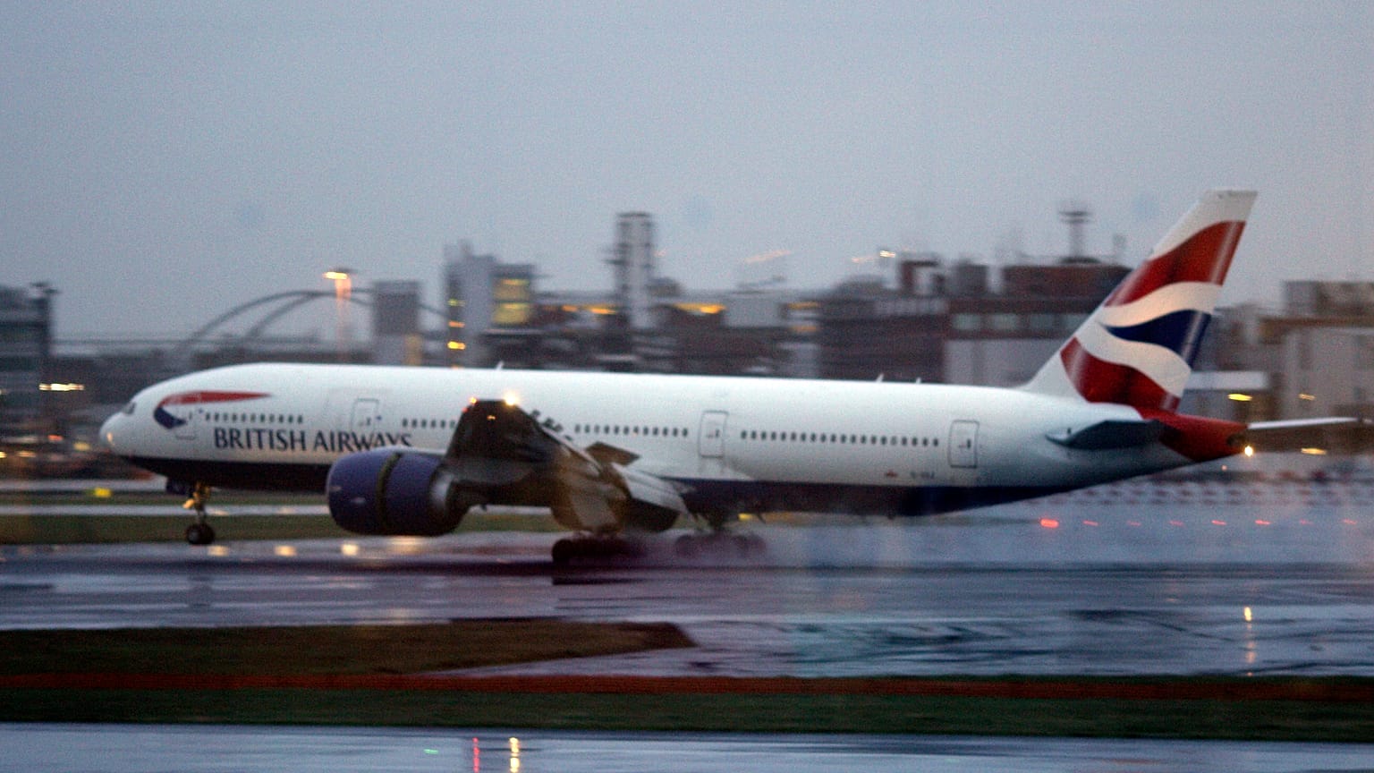 İngiltere'nin başkenti Londra'daki Heathrow Havaalanı'nda British Airways'e ait bir yolcu uçağı
