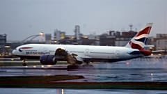 İngiltere'nin başkenti Londra'daki Heathrow Havaalanı'nda British Airways'e ait bir yolcu uçağı
