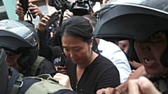Keiko Fujimori, líder de Fuerza Popular, escoltada por la policía