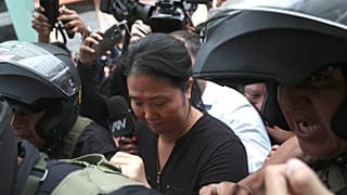 Keiko Fujimori, líder de Fuerza Popular, escoltada por la policía