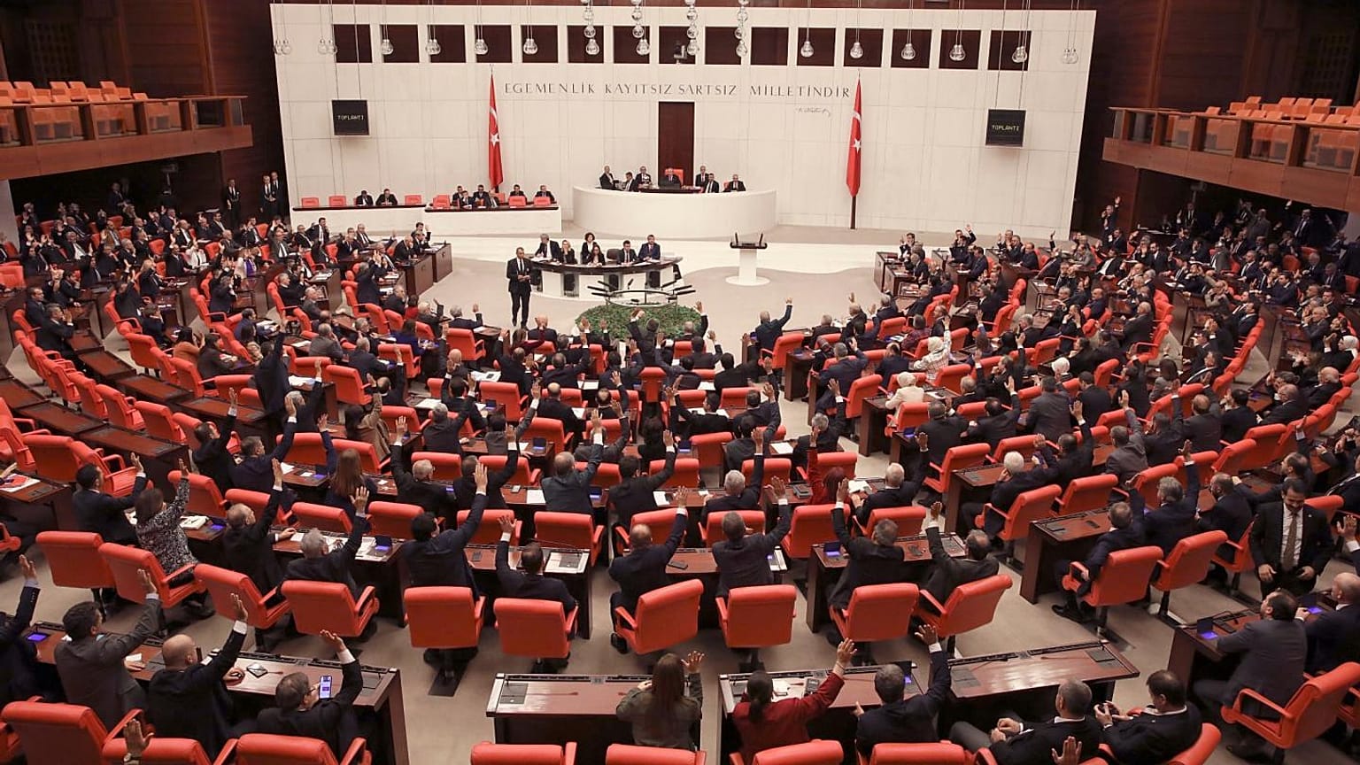 TBMM'de AK Parti ve CHP arasında 'deprem vergisi' polemiği 