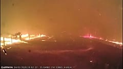 Австралия: пожарные бегут от огня 