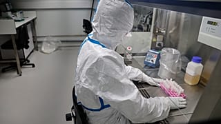 Koronavirüs araştırması yapan laboratuvar
