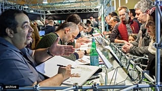 Des auteurs dédicacent leur ouvrage au festival international de la bande dessinée d'Angoulême, le 28 janvier 2017
