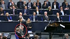 Mit dem Kopf in die Hand gestützt - für seine Haltung während der Rede von Israels Präsident Rivlin erntete Gauland Kritik.