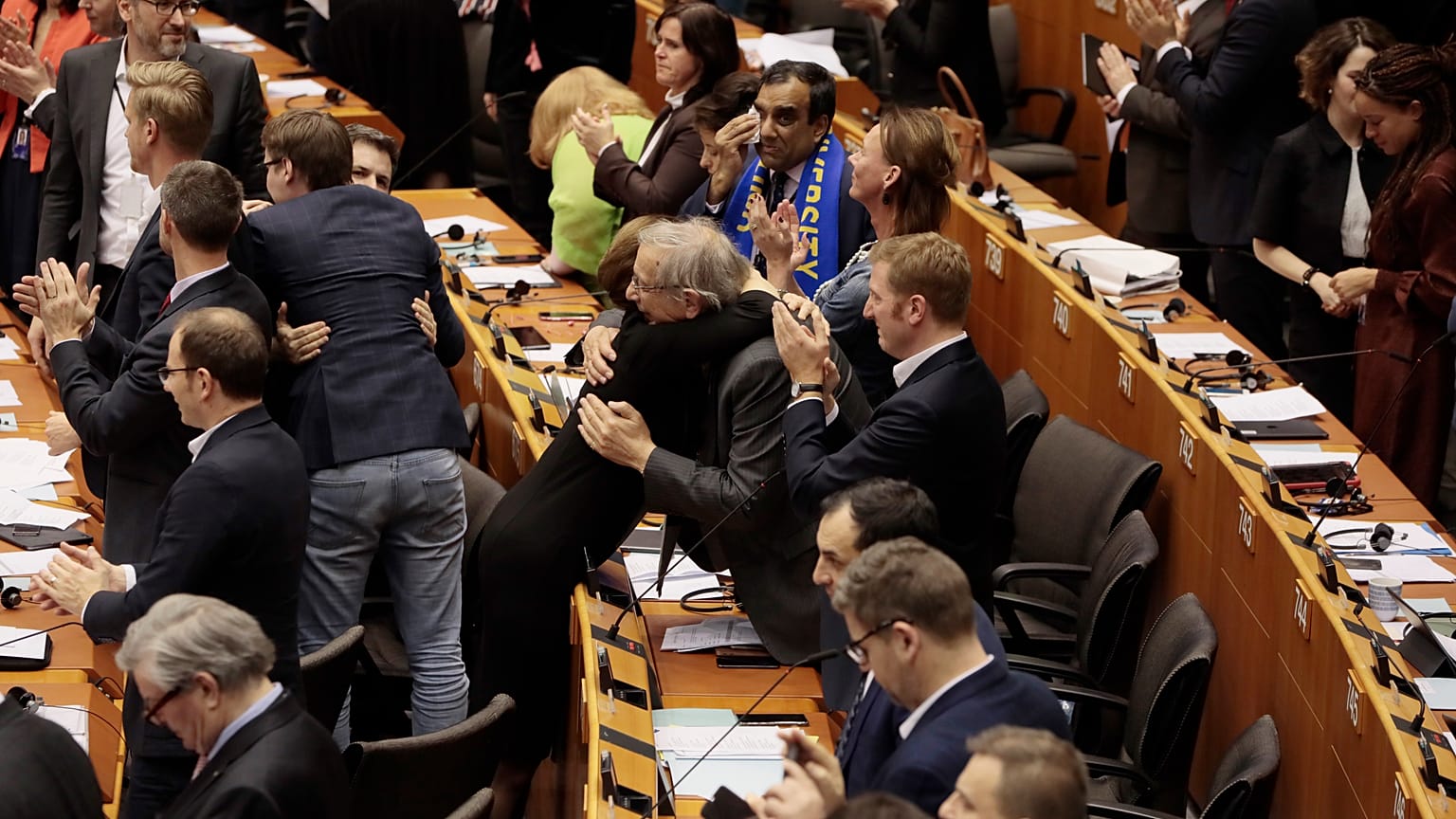 De lágrimas nos olhos, eurodeputados votam "sim" à saída do Reino Unido da UE