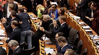 De lágrimas nos olhos, eurodeputados votam "sim" à saída do Reino Unido da UE