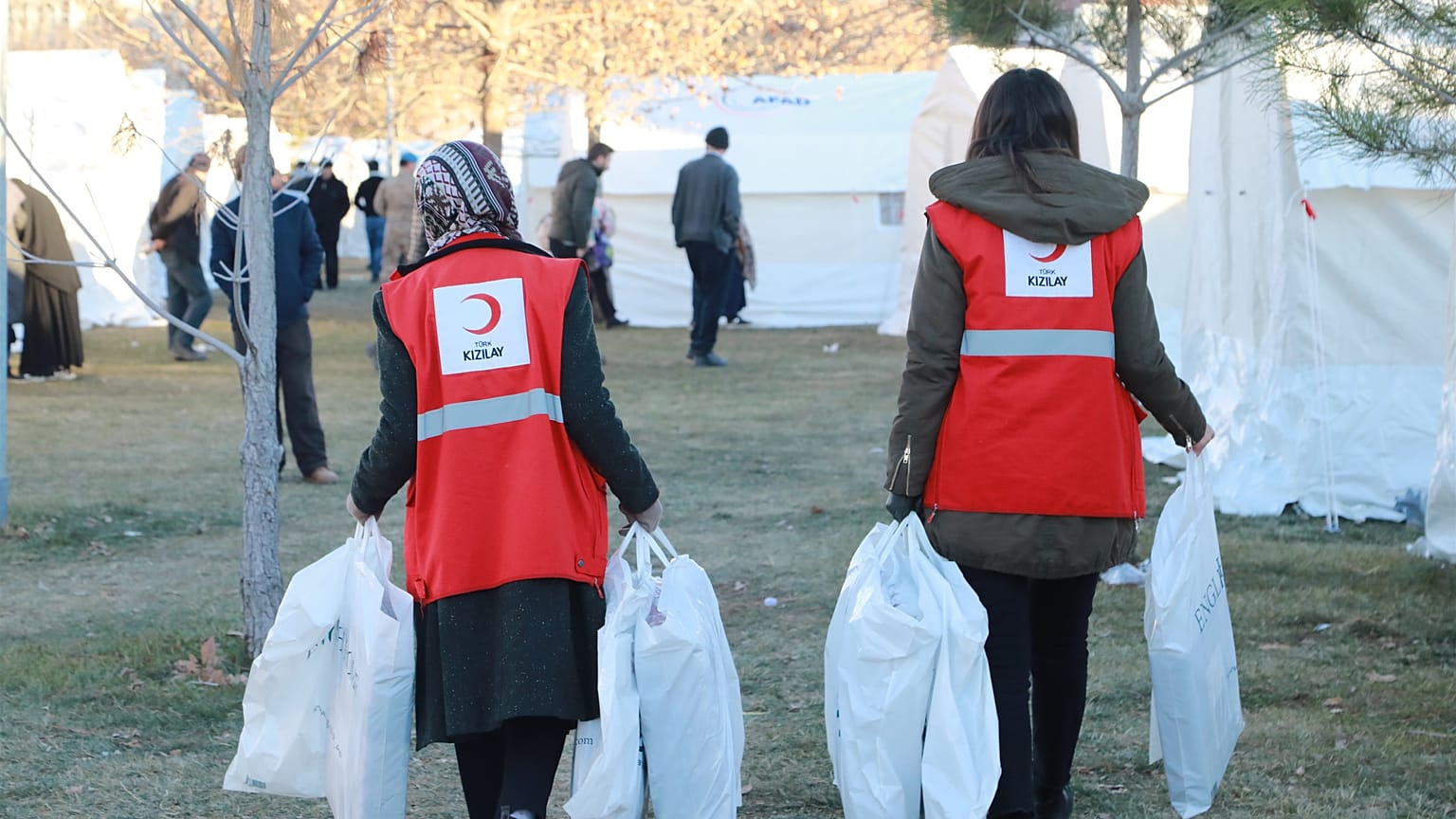 Türk Kızılay Elazığ'da yaşanan depremin ardından yardım götürüyor