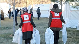 Türk Kızılay Elazığ'da yaşanan depremin ardından yardım götürüyor