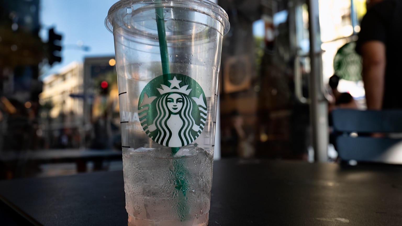 Starbucks koronavirüs nedeniyle Çin'deki 2 binden fazla şubesinde kepenk kapatıyor