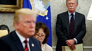 الرئيس الأميركي دونالد ترامب ومستشار الأمن القومي سابقاً جون بولتون خلال زيارة إلى كوريا الجنوبية في 2018