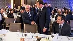  الرئيس الفرنسي إيمانويل ماكرون يهنّئ المؤرّخ التركي تانير أكشام