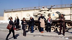 قوات أمنية وصحافيون أمام سجن طرة جنوبي القاهرة - 2014