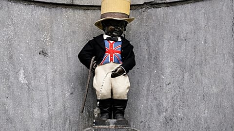Manneken Pis: Brussels landmark dressed in Union Jack waistcoat ahead of Brexit