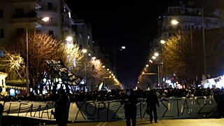 Οπαδοί του ΠΑΟΚ συμμετέχουν σε συγκέντρωση διαμαρτυρίας στο κέντρο της Θεσσαλονίκης