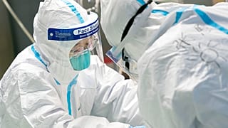 طاقم طبي في إحدى المستشفيات في ووهان