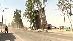 El viento tira abajo una sección del muro entre EEUU y México