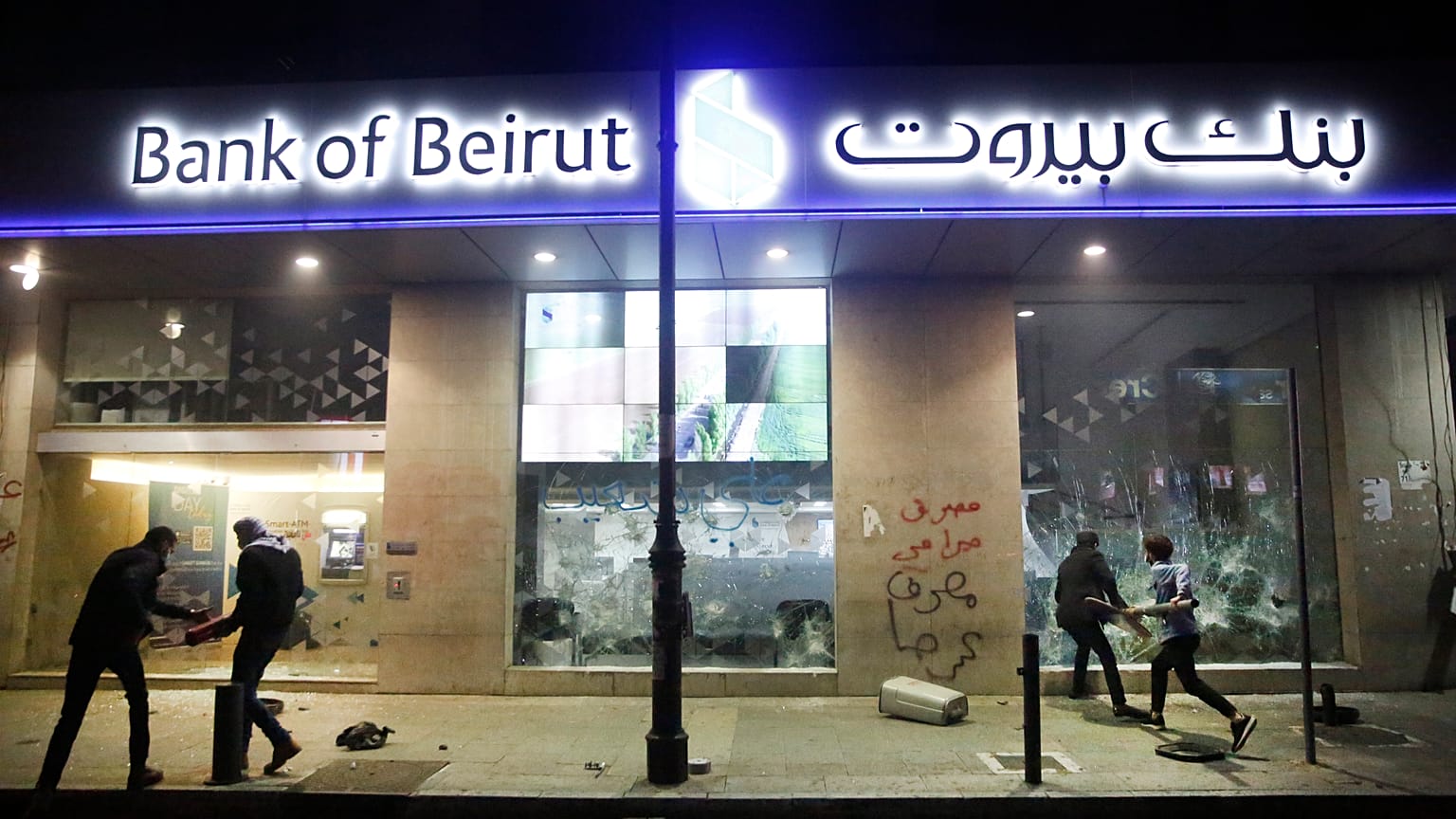 حاكم مصرف لبنان: تم تحويل مليار دولار خارج البلاد في نهاية 2019