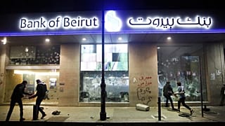 حاكم مصرف لبنان: تم تحويل مليار دولار خارج البلاد في نهاية 2019