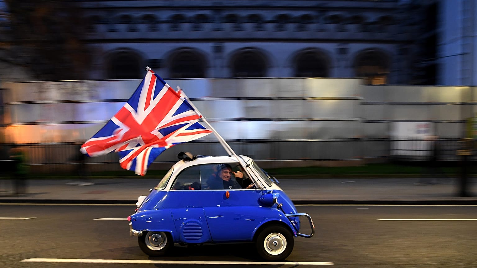 Brexit: Londra ammaina la bandiera europea