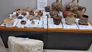 Τα αρχαία που κατασχέθηκαν. Στο πλαίσιο οργανωμένης επιχείρησης της Υποδιεύθυνσης Ασφάλειας Ιωαννίνων 