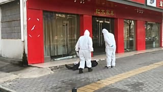 شهر بحران زده ووهان؛ انتشار ویدئو از مردی که در خیابان درگذشت