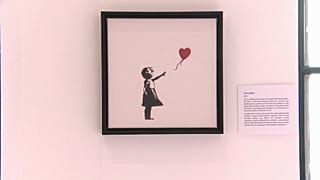#euroviews: un entraîneur de foot fuit la Chine, Banksy en Hongrie, des moines tibétains en Floride
