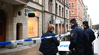 Rendőrségi helyszínelés a kifosztott stockholmi galéria előtt