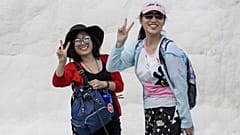 Pamukkale'yi ziyaret eden Çinli turistler