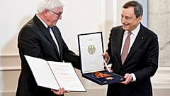 Nach 8 Jahren als EZB-Chef: Ein (umstrittener) Orden für Mario Draghi