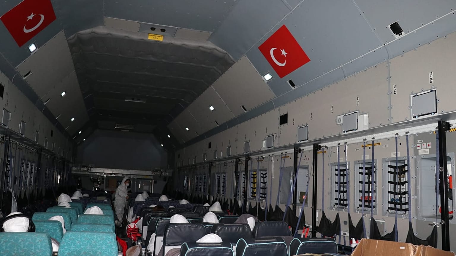 Yeni tip koronavirüs salgını dolayısıyla Çin'in Vuhan kentinden tahliye edilen vatandaşları taşıyan uçak Etimesgut Havalimanı'na iniş yaptı.