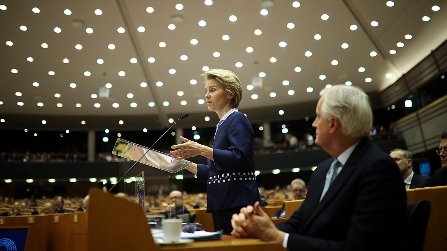 Kommissionspräsidentin Von der Leyen und Brexit-Chefunterhändler Barnier im EU-Parlament am Mittwoch