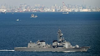 　中東へ向け、神奈川県の海上自衛隊横須賀基地を出港した護衛艦「たかなみ」＝２日午前（共同通信社ヘリから）