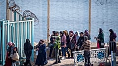 حمالات البضائع المغربيات ينتظرن البديل عقب وقف "التهريب المعيشي"