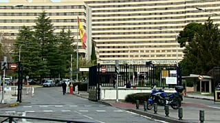 Tranquilos y sin síntomas. Los 20 españoles en cuarentena reciben la visita de sus familiares
