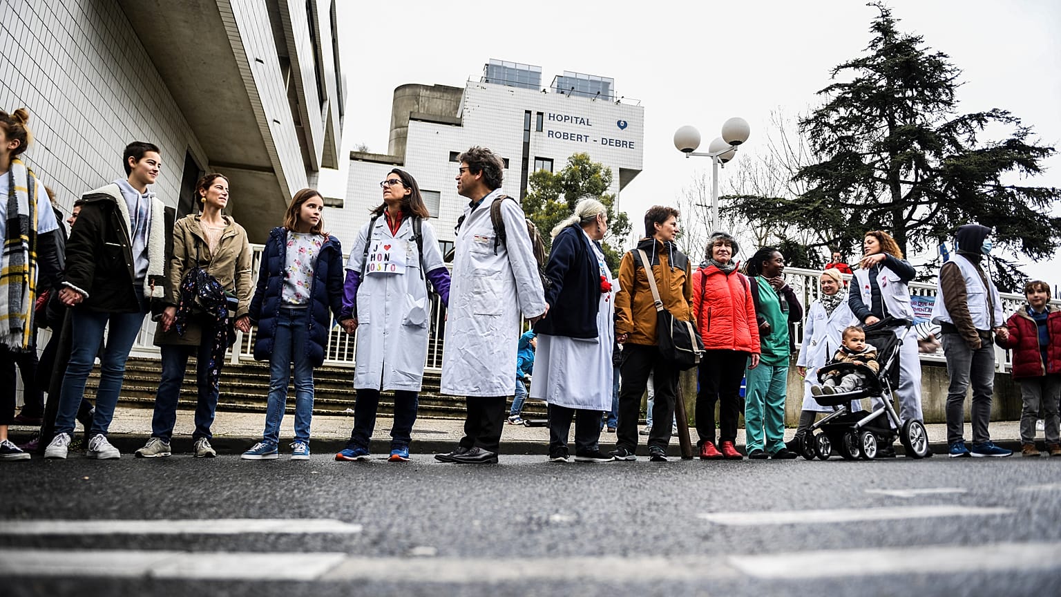 Une chaîne humaine pour "sauver l'hôpital public" en France