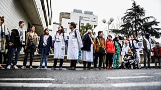 Une chaîne humaine pour "sauver l'hôpital public" en France
