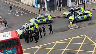 Londra'da bıçaklı saldırı: Şüpheli polis tarafından öldürüldü