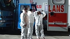 Personal médico recibe a evacuados de Wuhan en un aeropuerto militar de Turquía