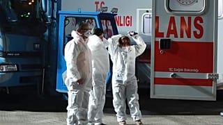 Personal médico recibe a evacuados de Wuhan en un aeropuerto militar de Turquía