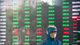 Ein Arbeiter mit Maske in der Börse in Shanghai