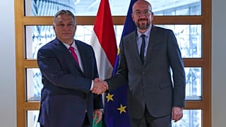 El presidente del Consejo Europeo Charles Michel (der) con al primer ministro húngaro Viktor Orban (izq) en la sede del Consejo Europeo en Bruselas, el 3 de febrero de 2020.