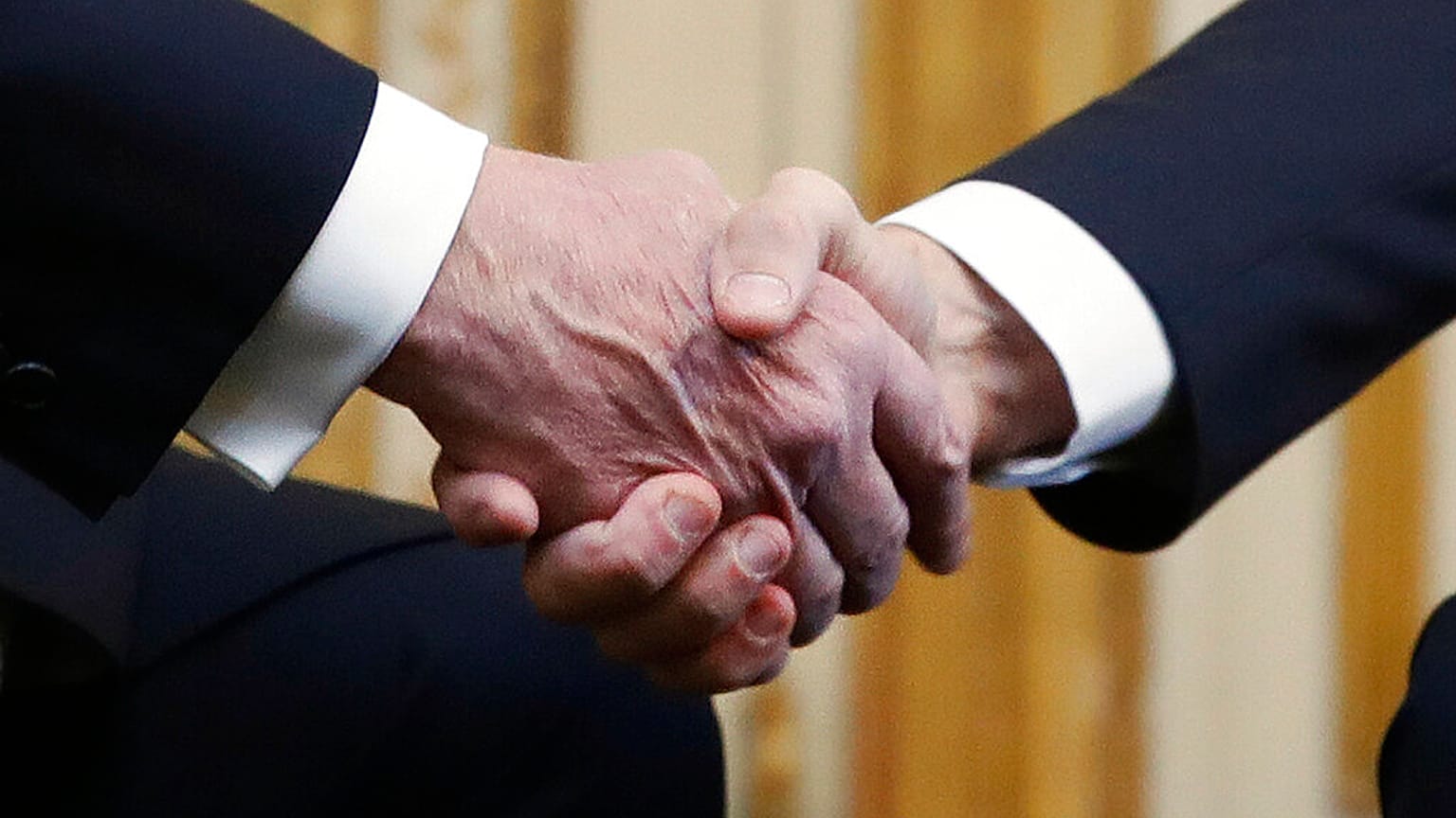 Járványok esetén se puszi, se kézfogás