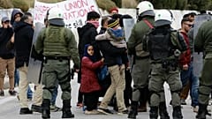 اعتراض مسالمت‌آمیز پناهجویان در جزیره لسبوس با خشونت شدید پلیس یونان مواجه شد