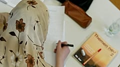 صورة من الأرشيف لسيدة خلال حصة دراسية 