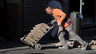 España destruye 244.000 empleos en enero