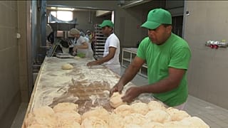 Romanya'nın Ditrau kasabasında çalışan iki Sri Lankalı işçi