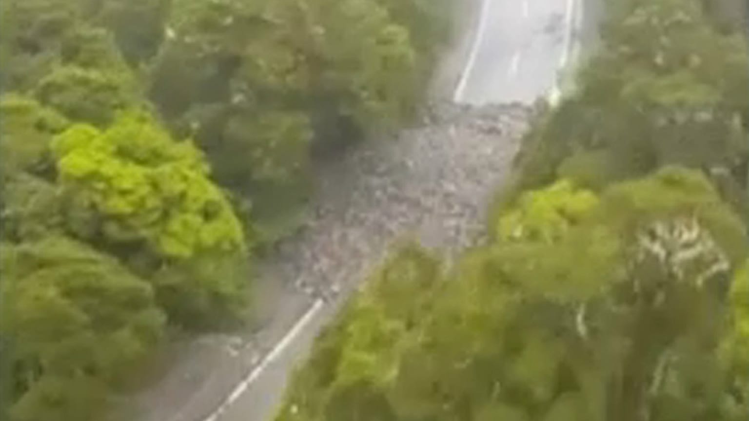 Turisták az özönvíz fogságában